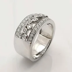 Bague en or blanc diamants