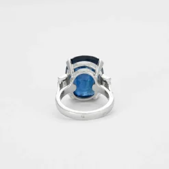 Bague en or blanc, diamants et saphir