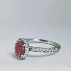 Bague en or blanc diamants et rubis