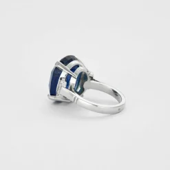 Bague en or blanc, diamants et saphir