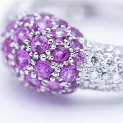 Bague en or blanc diamants et saphirs roses