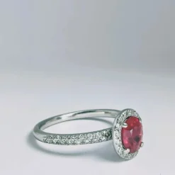 Bague en or blanc diamants et rubis