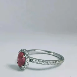 Bague en or blanc diamants et rubis