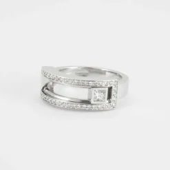 Bague en or blanc, diamant mobile