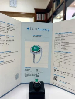 Bague en or blanc, diamant et émeraude, de conception contemporaine - avec certificat d'authenticité