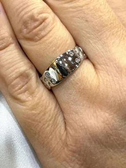 Bague en or blanc, diamants