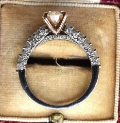 Bague en or blanc diamants