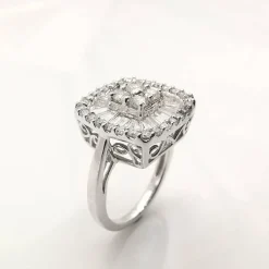Bague en or blanc diamants