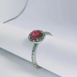 Bague en or blanc diamants et rubis