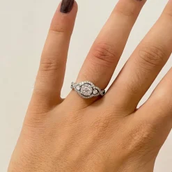 Bague en or blanc, entrelacée de diamants