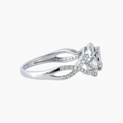 Bague en or blanc, entrelacée de diamants