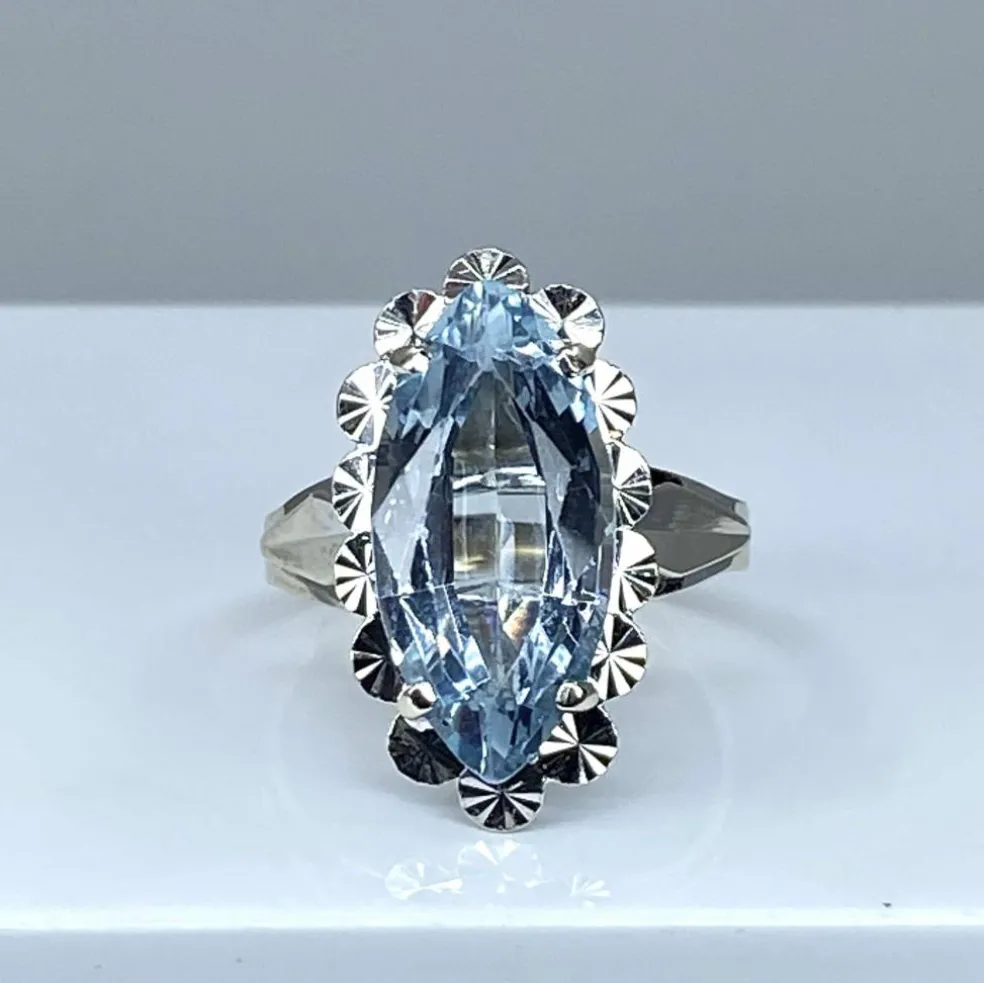 Bague en or blanc et aigue marine