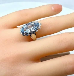 Bague en or blanc et aigue marine