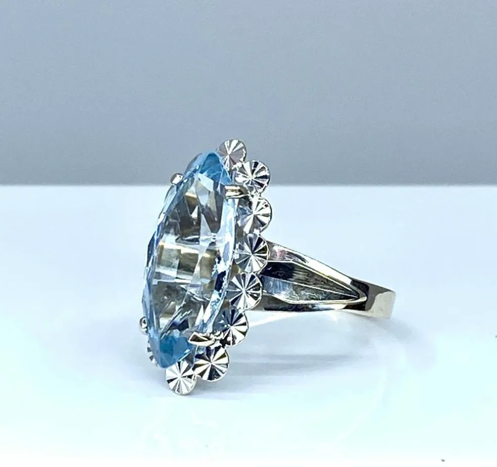 Bague en or blanc et aigue marine
