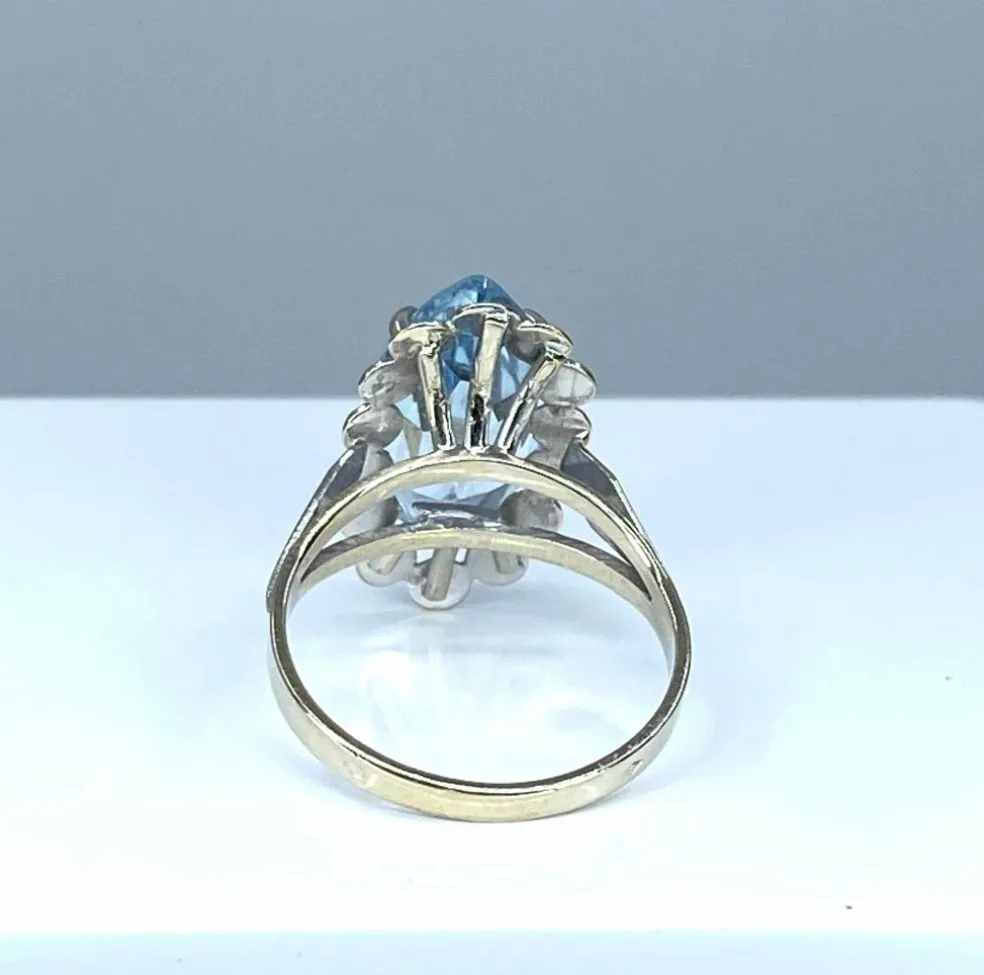 Bague en or blanc et aigue marine