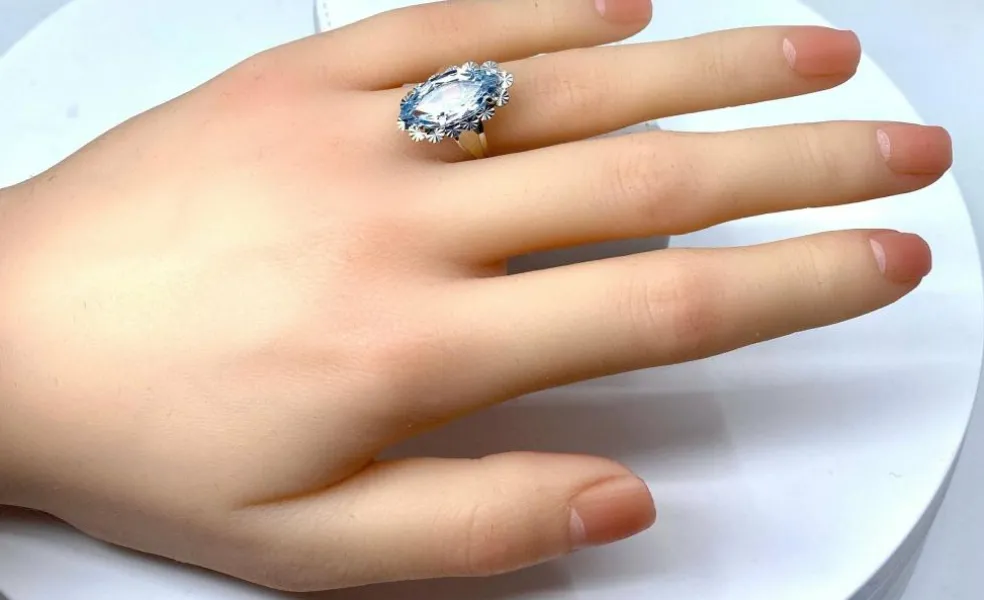 Bague en or blanc et aigue marine