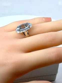 Bague en or blanc et aigue marine
