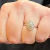 Bague en or blanc et diamants tendance art déco
