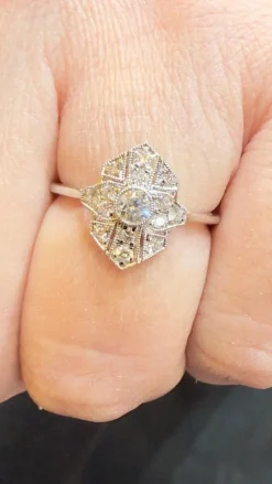 Bague en or blanc et diamants tendance art déco