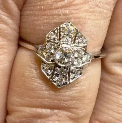 Bague en or blanc et diamants tendance art déco