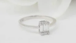 Bague en or blanc et diamants baguettes