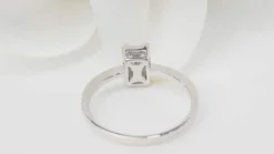 Bague en or blanc et diamants baguettes