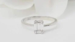 Bague en or blanc et diamants baguettes
