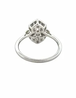 Bague en or blanc et diamants tendance art déco