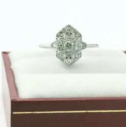 Bague en or blanc et diamants tendance art déco