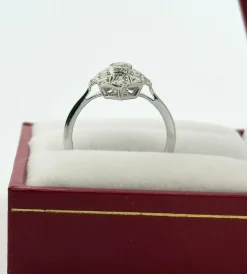 Bague en or blanc et diamants tendance art déco