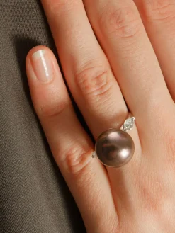 Bague en or blanc et Perle grise