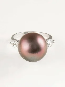 Bague en or blanc et Perle grise