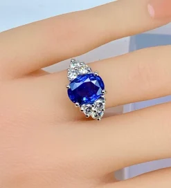 Bague en or blanc, exceptionnel saphir Birman non chauffé 5,32 carats