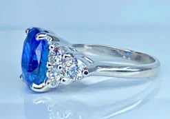 Bague en or blanc, exceptionnel saphir Birman non chauffé 5,32 carats