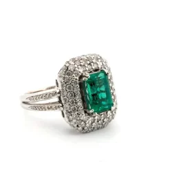 Bague en or blanc massif avec émeraude colombienne et diamants