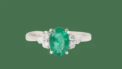 Bague en or blanc, émeraude ovale et diamants