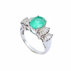 Bague en or blanc, émeraude et diamants