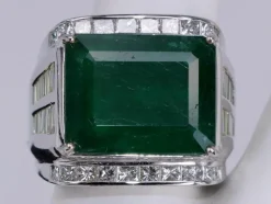 Bague en or blanc émeraude et diamant fantaisie