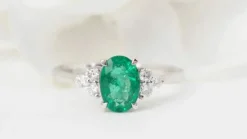 Bague en or blanc, émeraude ovale et diamants