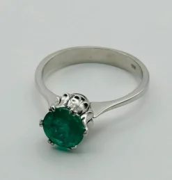 Bague en or blanc, Émeraude naturelle de Colombie