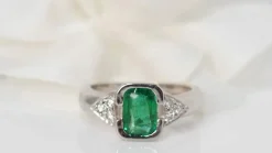 Bague en or blanc, émeraude et diamants
