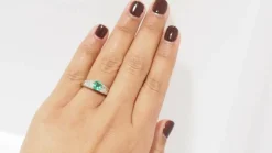 Bague en or blanc, émeraude et diamants