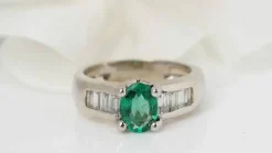 Bague en or blanc, émeraude et diamants baguettes