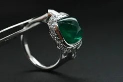 Bague en or blanc, émeraude et diamant