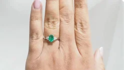 Bague en or blanc, émeraude ovale et diamants