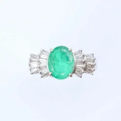 Bague en or blanc, émeraude et diamants
