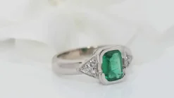 Bague en or blanc, émeraude et diamants