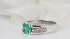 Bague en or blanc, émeraude et diamants