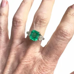 Bague en or blanc, émeraude et diamants du XXe siècle avec certificat de laboratoire