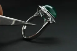 Bague en or blanc, émeraude et diamant